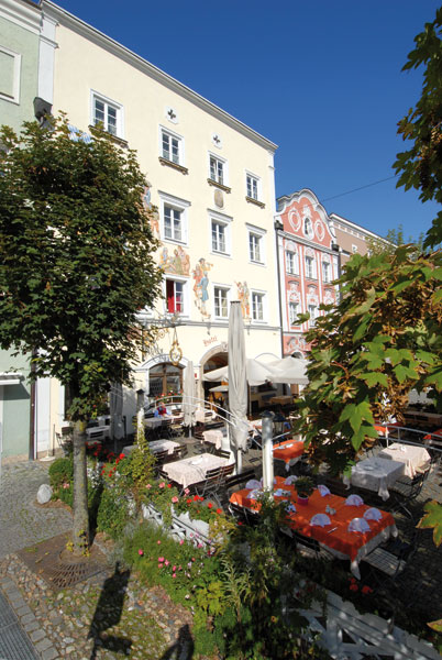 Hotel Post Burghausen Biergarten Aussenansicht